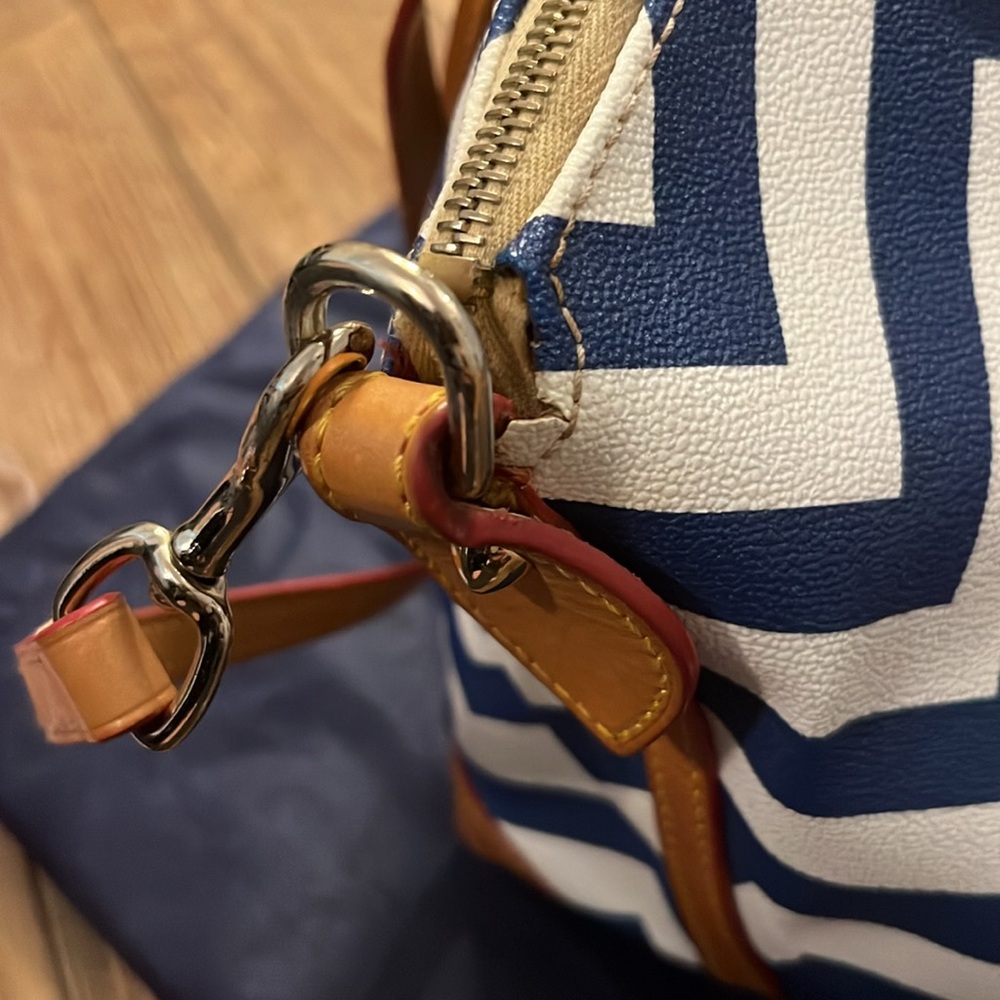 Dooney & Bourke Blue and White Chevron Crossbody Bag - Picture 4 of 16